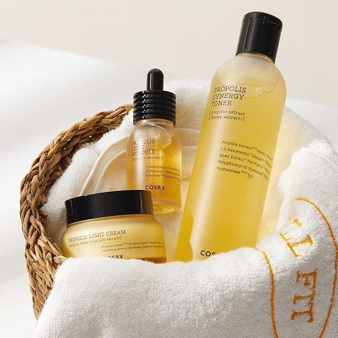 Setul Propolis COSRX conține esență, toner și cremă – perfect pentru o rutină K-Beauty de succes. Combate deshidratarea, roșeața și inflamațiile cu ingrediente apicole premium. wowskin.ro